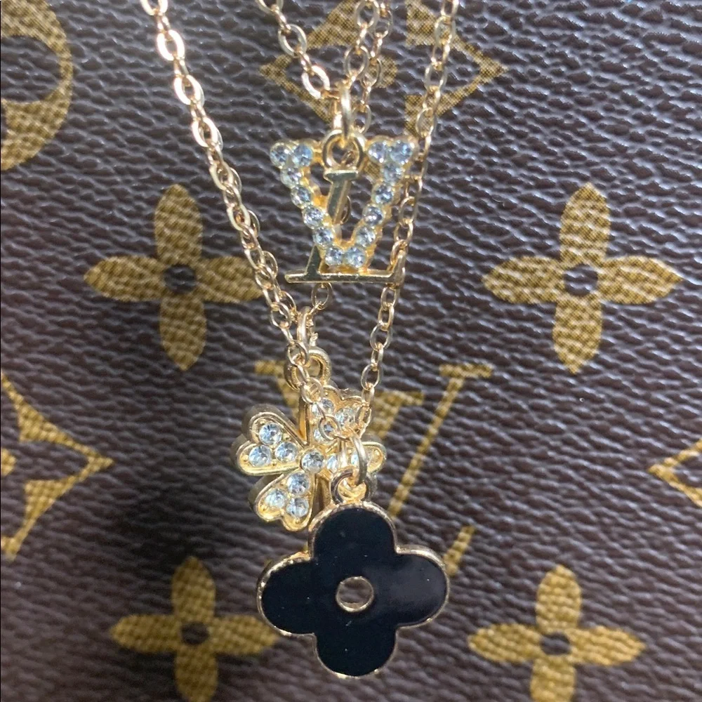Stunning Fashion LV 3 in 1 necklace with gold tone stud earrings